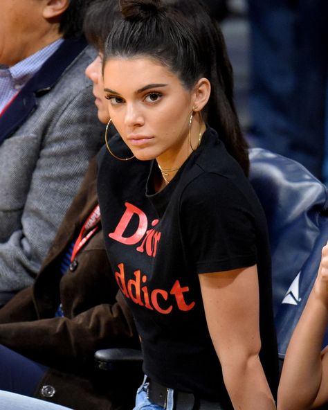 Kendall Jenner wearing gold hoop earrings, a choker, and Dior Addict T-shirt with jeans #hoopearrings Kylie Jenner T Shirt, Choker Outfit, Hoop Earring Outfit, Oversized Hoop Earrings, Earrings Outfit, Kendall Jenner Outfits, Jenner Outfits, Big Hoop Earrings, Dior Addict