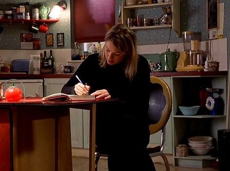 Frazzled English Woman Apartment, Bridget Jones Apartment, Romcom Apartment, Bridget Jones Diary Aesthetic, Bridgette Jones Diary, Bridget Jones Aesthetic, Bridget Jones Diary Movie, Bridget Jones Movies, Kitchen Flat