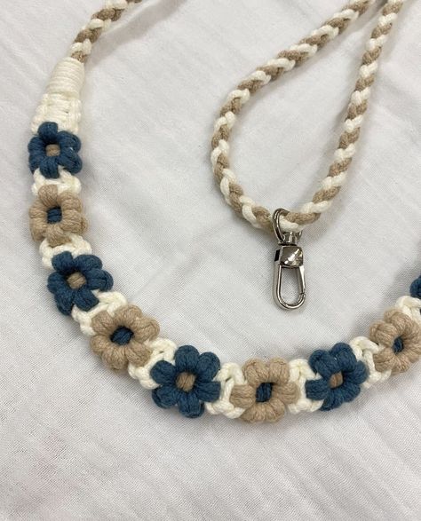 Macrame Strap, Paracord Bracelet Designs, Macrame Bracelet Patterns, Strap Phone, Phone Lanyard, Macrame Design, Paracord Bracelets, Macrame Bracelets, Macrame Patterns