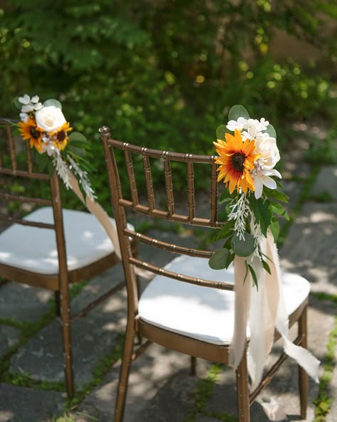 Sunflower-Inspired Wedding Décor Ideas Pew Flowers, Sunflower Wedding Decorations, Rustic Sunflower Wedding, Aisle Decorations, Sunflower Themed Wedding, Handmade Bouquets, Wedding Chair Decorations, Wedding Aisle Decorations, Vintage Wedding Decorations