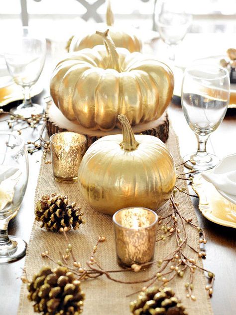 Make a Metallic Pumpkin Table Runner for a gorgeous Thanksgiving tablescape. Gold Table Decor, Pumpkin Table Runner, Deco Table Noel, Tafel Decor, Metal Pumpkins, Diy Thanksgiving, Pumpkin Centerpieces, Thanksgiving Tablescapes, Thanksgiving Centerpieces