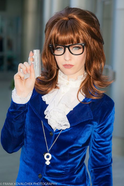 Austin Powers #cosplay | 2017 WonderCon Austin Powers Hairstyles, Austin Powers Dog Costume, Austin Powers Makeup, Austin Powers Cosplay, Diy Austin Powers Costume, Austen Powers Costume, Austin Powers Women Costume, Iconic Character Outfits, Austin Powers Costume Female