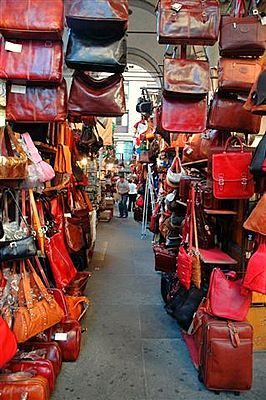 Leather market in Florence aka HEAVEN ON EARTH. hopefully i'll see you again soon! :) Florence Market, San Lorenzo Market, Florence Travel Guide, Shopping In Italy, Indoor Markets, Visit Florence, Florence Travel, Leather Store, Outdoor Market