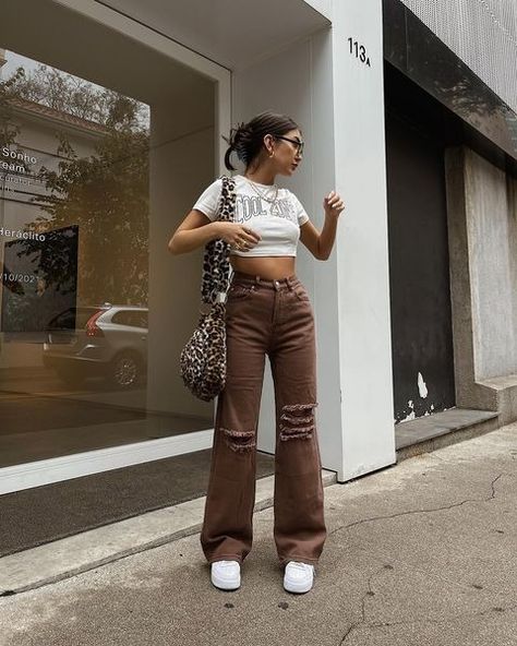 Thalia Ferraz (@evthalia) • Photos et vidéos Instagram Light Brown Jeans Outfit, Light Colored Jeans Outfit, Aesthetic Brown Outfits, Brown Jeans Outfit, Brown Pants Outfit, Light Color Jeans, Brown Outfits, Trendy Outfit Inspo, Ripped Jeans Outfit