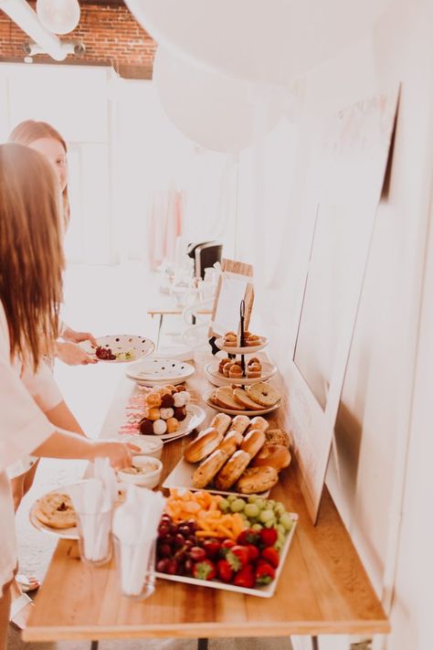 Wedding Morning Ideas Getting Ready, Wedding Get Ready Breakfast, Bridal Suite Breakfast Bar, Bridesmaid Getting Ready Food, Morning Of Wedding Food Bridesmaid, Wedding Getting Ready Decorations, Bridal Brunch Wedding Day, Wedding Morning Of Breakfast, Bridal Morning Of Wedding Food