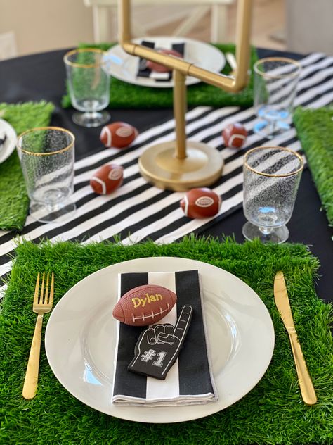 Football table setting faux grass placemat Football Party Table, Football Banquet Centerpieces, Rugby Party, Football Centerpieces, Football Party Ideas, Football Theme Birthday, Football Banquet, Football Party Foods, Football Party Decorations