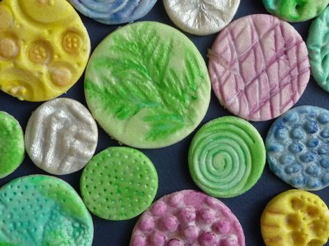 Salt Dough Salt Dough Magnets, Salt Dough Crafts, Salt Dough Recipe, Dough Ideas, Salt Dough Ornaments, Dough Ornaments, Easy Arts And Crafts, Holiday Crafts For Kids, Art Therapy Activities