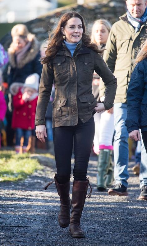 Photos of Kate Middleton, Princess Diana, & More Royals Wearing Barbour Barbour Jacket Women Outfit, Barbour Jacket Women, Herzogin Von Cambridge, Barbour Wax Jacket, Prince Charles And Diana, Penelope Chilvers, Jacket Outfit Women, Charles And Diana, Barbour Jacket