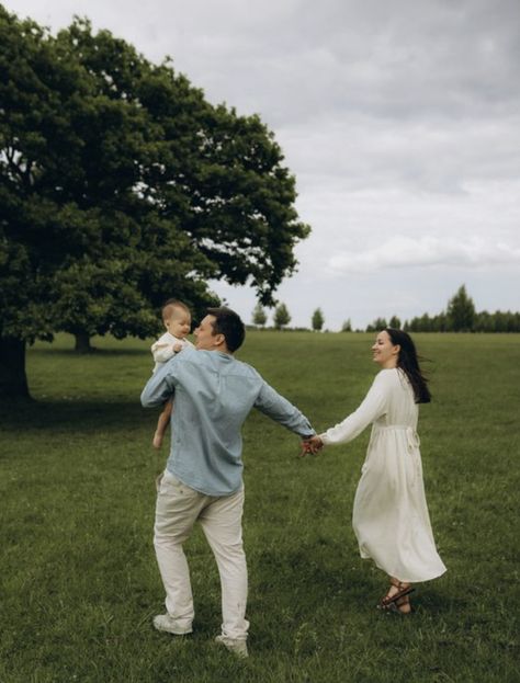 Family Outfits For Photoshoot, Family Photos In A Creek, Family Photoshoot In Park, Family Photos In A Field, Family Park Photoshoot, Outdoor Family Photo Outfits Summer, Poses For Family Of 3, Aesthetic Family Photoshoot, Baby Outdoor Photoshoot