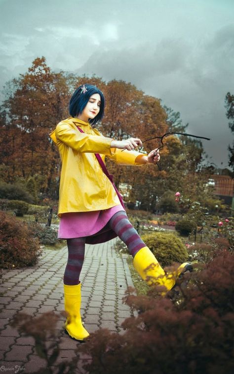 Pint///666hrts Coraline Diy Coraline Costume, Coraline Outfit, Halloween Costumes Coraline, Coraline Cosplay, Coraline Halloween Costume, Coraline Halloween, Halloween Costumes Aesthetic, Coraline Costume, Coraline And Wybie