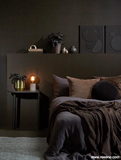 Guy Bedroom, Dark Bedroom Aesthetic, Dark Brown Bedrooms, Dark Gray Bedroom, Brown Bedroom Decor, Earthy Bedroom, Brown Rooms, Moody Bedroom, Dark Bedroom