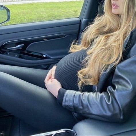 Pregnant With A Girl, Pregnancy Belly Photos, Cute Pregnancy Pictures, Pretty Pregnant, One Percent, Cute Maternity Outfits, Pregnancy Looks, Future Mom