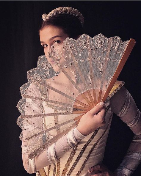 Love this! Hand Fan Photoshoot, Hand Fan Aesthetic, Fan Photoshoot, 1900s Aesthetic, Hand Fans Diy, Paper Hand Fans, Fashion Terminology, Party Fans, Antique Fans