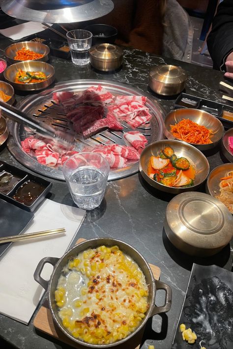 Korean Bbq Aesthetic Friends, Korean Barbeque Aesthetic, Korean Summer Food, Korean Bbq Aesthetic, Barbeque Aesthetic, K Bbq, Gen Korean Bbq, Bbq Pics, Seoul Vibe