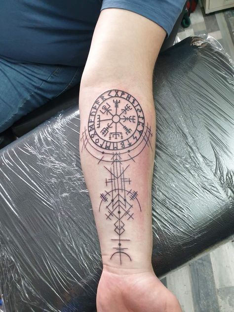 Valknut Tattoo, Viking Compass Tattoo, Viking Tattoo Symbol, Karma Tattoo, Compass Tattoo Design, Epic Tattoo, Norse Tattoo, Angel Tattoo Designs, Ornamental Tattoo