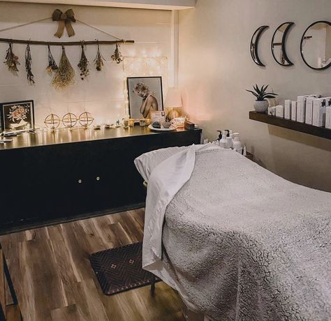 Facial Room Design, Solo Esthetician Room, Aesthetic Esthetician, Esthetician Studio, Spa Room Ideas Estheticians, Reiki Room Ideas, Solo Esthetician, Spa Room Ideas, Massage Room Design