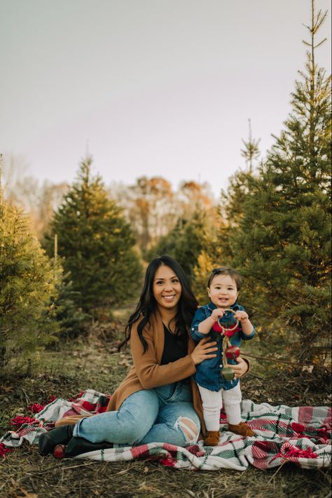 Outdoor Christmas Photoshoot Family, Christmas Outdoor Mini Session Ideas, Holiday Minis Outdoor, Christmas Indoor Mini Sessions, Christmas Minis Outdoor Setup, Holiday Photoshoot Outdoor, Hot Cocoa Mini Session Photo Shoot, Winter Mini Photo Sessions, Christmas Mini Session Poses