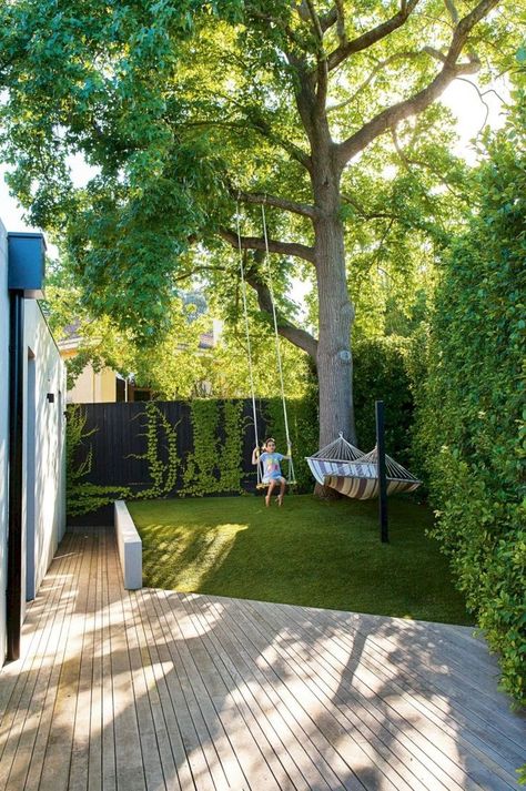 Backyard Garden Landscape, Small Backyard Gardens, Large Tree, التصميم الخارجي للمنزل, Large Backyard, Modern Backyard, Patio Landscaping, Backyard Garden Design, Beautiful Backyards