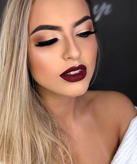 Make Up Diy, Burgundy Lipstick, Wedding Hairstyles And Makeup, Holiday Makeup Looks, Formal Makeup, Makeup Lips, Cool Winter, Beauty Make-up, Braut Make-up