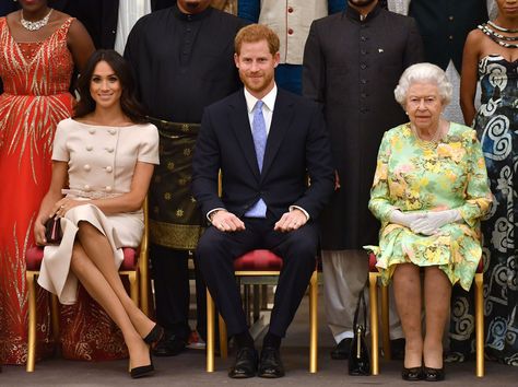 Watch Meghan Markle Realize She Messed Up Her Royal Leg Cross And *Flawlessly* Fix It Prince Harry Et Meghan, Prins William, Prins Harry, Prince Harry And Megan, Markle Prince Harry, Meghan Markle Prince Harry, Reine Elizabeth Ii, Look Rose, Prinz Harry