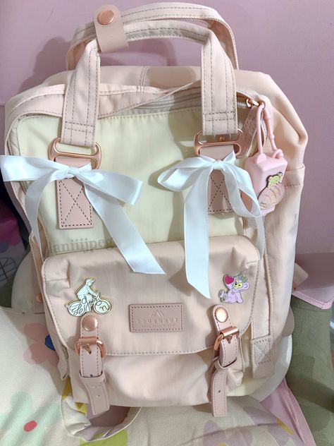 Pretty Backpacks Aesthetic, Doughnut Bag Aesthetic, Kawaii Backpacks For School, Aesthetic Bag For School, Doughnut Backpack Aesthetic, Coquette Bag School, Doughnut Macaroon Bag, Cute Pink School Bag, Mochilas Coquette