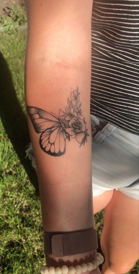 Butterfly Thigh Tattoo, Tattoo Ideas For Female, Butterfly Tattoo Ideas, Tattoos Henna, Unique Butterfly Tattoos, Tato Minimal, Pola Tato, Thigh Tattoo Designs, Hand Tattoos For Girls