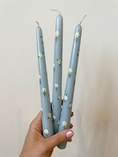 Light blue tapered candle with hand painted white daisy's.  Perfect as a gift or simply as a treat for you🤍 Whether you are hosting a dinner party, sending a gift or simply want to add a pop of colour to your home ... this candle is for you this summer ❤️ Each candle is individually hand painted and therefore no two are identical however I do my best to replicate as close as I can. Thank you so much for looking at my little Etsy shop, it means the world to me and my little business! 💕 Simple Candle Painting, Cute Candle Painting Ideas, Hand Painted Home Decor, Easy Candle Painting, Candle Painting Party, Candle Painting Easy, Painted Pillar Candles, Candle Painting Ideas, Candle Paintings