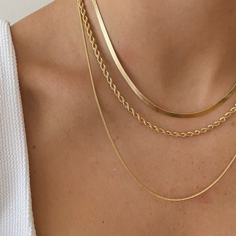 Gold chain necklace outfit