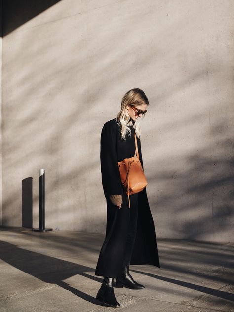 European Fashion Aesthetic, Bucket Bag Outfit, Mansur Gavriel Bucket Bag, Mansur Gavriel Bag, Campaign Fashion, Bag Outfit, Winter Lookbook, Mansur Gavriel, Outfit Combinations