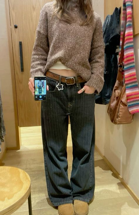 Pinstripe Pant Outfit, Casual Pinstripe Pants Outfit, Pinstripe Pants Outfit Aesthetic, Pinstripes Outfit, Pinstripe Jeans Outfit, Blue Pinstripe Pants Outfit, Black Pinstripe Pants Outfit, Chill Outfits Winter, Pin Stripe Pants Outfit