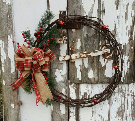 Barb Wire Wreath Ideas, Wire Wreath Ideas, Barb Wire Wreath, Barnyard Christmas, Barbed Wire Decor, Barb Wire Crafts, Barbed Wire Wreath, Wire Wreaths, Rope Wreaths