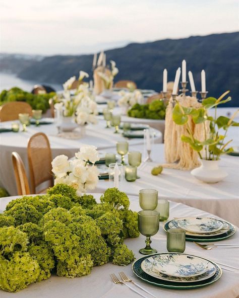 WEZOREE | This is just stunning😍🤍 📋 @juliaandevita 📷 @vangelisphotography 📍@rocabellasantorini Rentals @maisontrilogie… | Instagram Lime Green Wedding Theme, Green Tablescape, Lime Green Weddings, Table Arrangements Wedding, Green Themed Wedding, Restaurant Catering, June Wedding, Mua Makeup, Table Arrangements