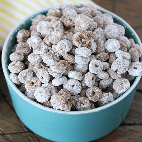 Recipe Using Cheerios, Cheerios Dessert, Gluten Free Puppy Chow, Puppy Chow Crispix Recipe, Puppy Chow Halloween, Cheerios Snacks, Puppy Chow Cookies, Puppy Chow Chex Mix, Puppy Chow Chex