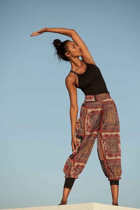 Outfits 20s, Yoga Vibes, Desert Shoot, Make Dress, Lais Ribeiro, Fashion Design Ideas, Free People Activewear, Pajama Fashion, Hiking Outfit Women