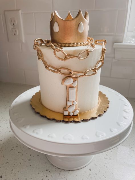 Smash cake with a gold crown, and jewel encrusted number one on a gold chain - all edible! Big One Birthday Cake, The Big One Birthday Cake, The Big One Birthday, One Birthday Cake, Cake With Gold, Jewel Encrusted, The Big One, First Birthday Cakes, Bake Shop