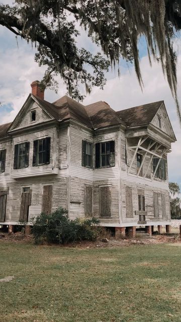 Southern Gothic Architecture, Southern Gothic House, Southern Farm House, Dusty House, Southern Style Homes, Old Southern Homes, Gothic Farmhouse, Creepy Old Houses, Abandoned Structures