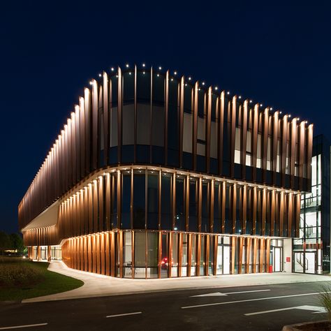 Twinset's headquarter: how to illuminate a glass facade equipped with sunblinds Parking Plan, Blitz Design, Mall Facade, Glass Facade, Retail Facade, Wood Facade, Modena Italy, Architectural Lighting Design, Facade Architecture Design