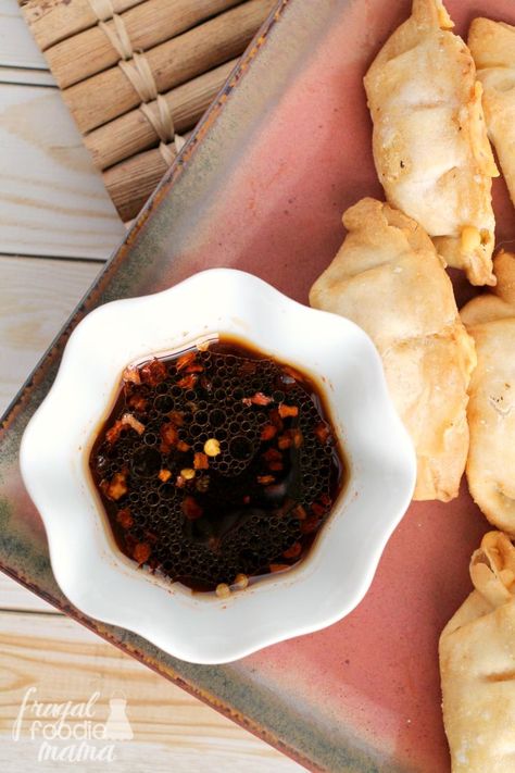 Golden honey and bold sriracha sauce come together in this delicious & quick Sweet & Spicy Sriracha Dipping Sauce. #ad #WokWednesday Sriracha Dipping Sauce, Dumpling Sauce, Asian Dipping Sauce, Spicy Dipping Sauce, Spicy Dip, Asian Sauce, Golden Honey, Sriracha Sauce, Homemade Sauce