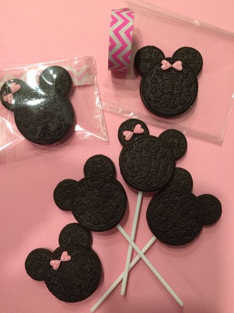 Oreo Minnie Mouse Cookies, Minnie Mouse Chocolate Covered Oreos, Minnie Mouse Sweets Table Ideas, Minnie Mouse Pretzel Rods, Minnie Mouse Dessert Ideas, Minnie Mouse Party Treats, Minnie Mouse Oreos, Minnie Mouse Birthday Party Favors, Mini Mouse Cupcakes Ideas