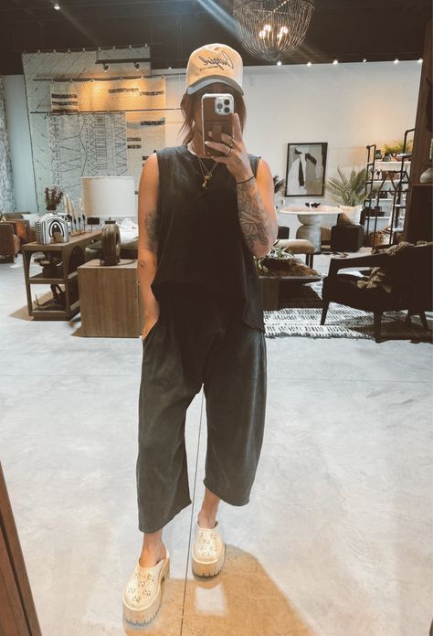 Coastal Edgy Outfit, Comfy Fair Outfits, Western Maternity Clothes, Salon Outfit Ideas, Hairstylist Fits, Hairdresser Outfit Work, Salon Attire, Lucy Outfits, Outfit Journal