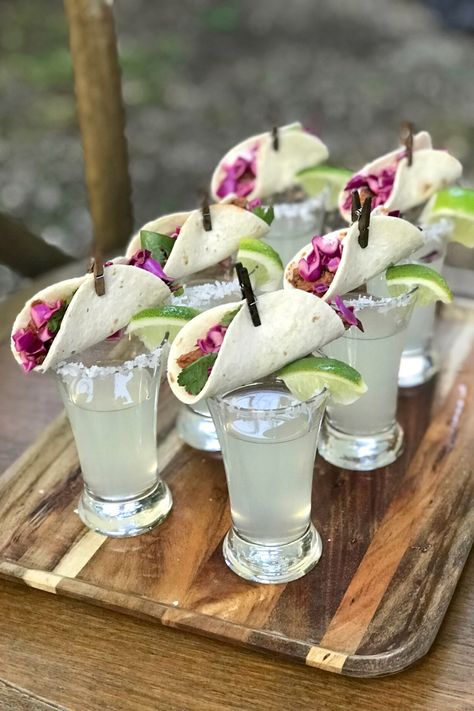 Mini Soft Tacos are placed upon shot glasses filled with margaritas for a mini-shooter pairing. Served on a tray as a wedding hors d'oeuvre during cocktail hour. Cilantro Slaw, Cocktail Hour Food, Wedding Cocktail Hour, Cocktail Fruit, Mini Tacos, Cocktail Hour Wedding, Party Food Buffet, Wedding Cocktail, Buffet Food