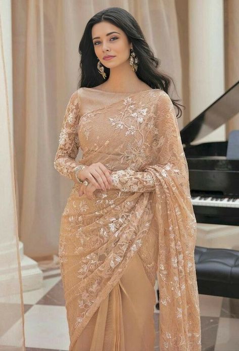 Noor Zafar Khan Saree, Simple Saree For Wedding Function, Simple Elegant Sarees Classy, Beautiful Sarees Classy, Simple Sarees Classy, Classy Sarees Elegant, Elegant Saree Classy, Brown Dupatta, Functional Outfits