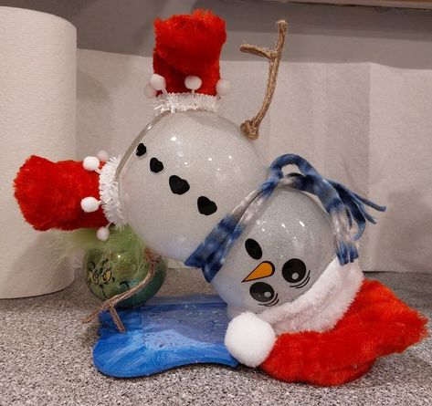 Dollar Tree Fanatics Crafts & Decor Fish Bowl Christmas Crafts, Snowman Decorations Diy, Creative Snowman Ideas, Snowmen Centerpieces, Fish Bowl Snowman, Fishbowl Craft, Stacked Presents, Ornament Decorating, Chrismas Crafts