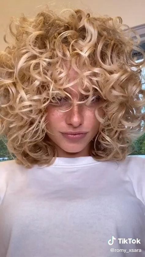 Choppy Curly Hairstyles, Short Curly Hair Cuts For Women, Layered Short Curly Hair, Curly Hair Cuts With Layers Short, Short Hair Cuts For Curly Hair, Edgy Curly Hair, Round Curly Haircut, Curly Hair Cuts For Round Faces, Short Blonde Curls