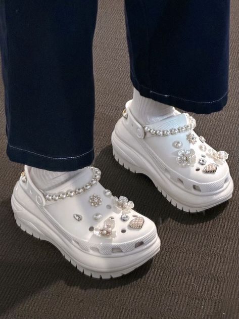 Mega Crush Clog Crocs, Cute Platform Crocs, Douyin Crocs, Xiaohongshu Crocs, Crocs Heels Outfit, Crush Clog Crocs Outfit, Crocs Mega Crush Clog Outfit, Crocs Crush Clog Outfit, Coquette Crocs