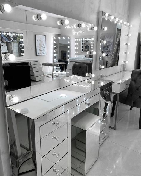 Makeup Tafel, Makeup Studio Decor, Silver Vanity, Aesthetic Interior Design, Luxury Room Bedroom, Beauty Room Decor, Glam Room, Room Goals, Glass Vanity