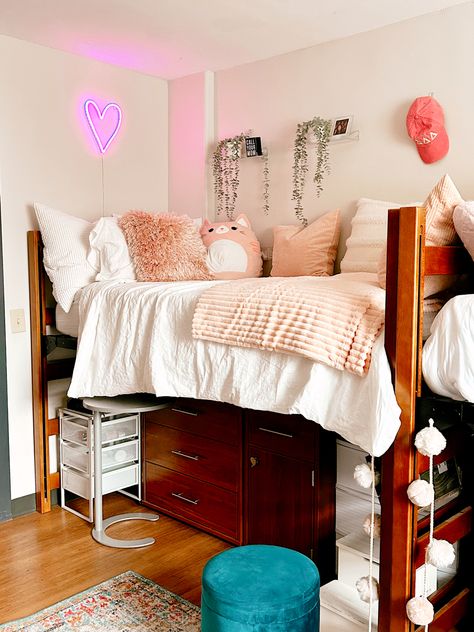 Uga Dorm Room, Uga Dorm, Berry College, Small Dorm Room, Small Dorm, Dorm Inspiration, Dorm Inspo, College Aesthetic, Cute Dorm Rooms