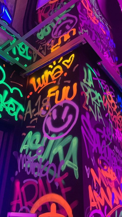 Party Aesthetic Painting, Colorful Neon Aesthetic, Neon Graffiti Wallpaper, Aesthetic Neon Wallpaper Iphone, Painting With Neon Colors, Neon Lights Painting, Punk Neon Aesthetic, Neon Graffiti Aesthetic, Neon Graffiti Art