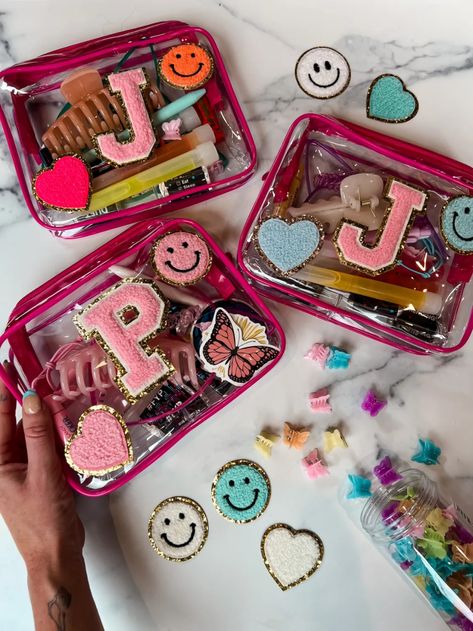 DIY Initial Favor Bags • hey, it's jenna Makeup Bag Gift Ideas Party Favors, Diy Craft Birthday Party Ideas, Bday Gift Bags Party Favors, Skincare Party Favors, Birthday Diy Activities, Build Your Own Goodie Bag Bar, 13 Birthday Goody Bags, Cute Party Favors Birthday, Preppy Birthday Gift Bags