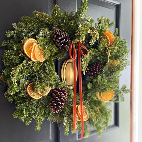 Christmas Wreath with Dried Oranges | A Homemade Living Wreath Dried Oranges, Christmas Wreaths With Oranges, Native Wreaths, Wreath With Dried Oranges, Wreath With Oranges, Herb Decor, Orange Christmas Decor, Orange Decorations, Homemade Christmas Wreaths